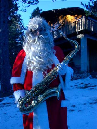 Le Père Noël et son saxo