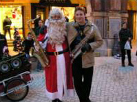 Le Père Noël et un saxophoniste