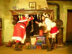 Le Père Noël et Mme Noël arrivent par la cheminée